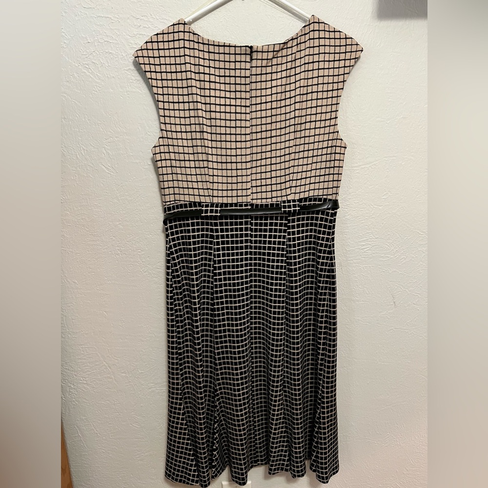 Black and cream sleeveless dress